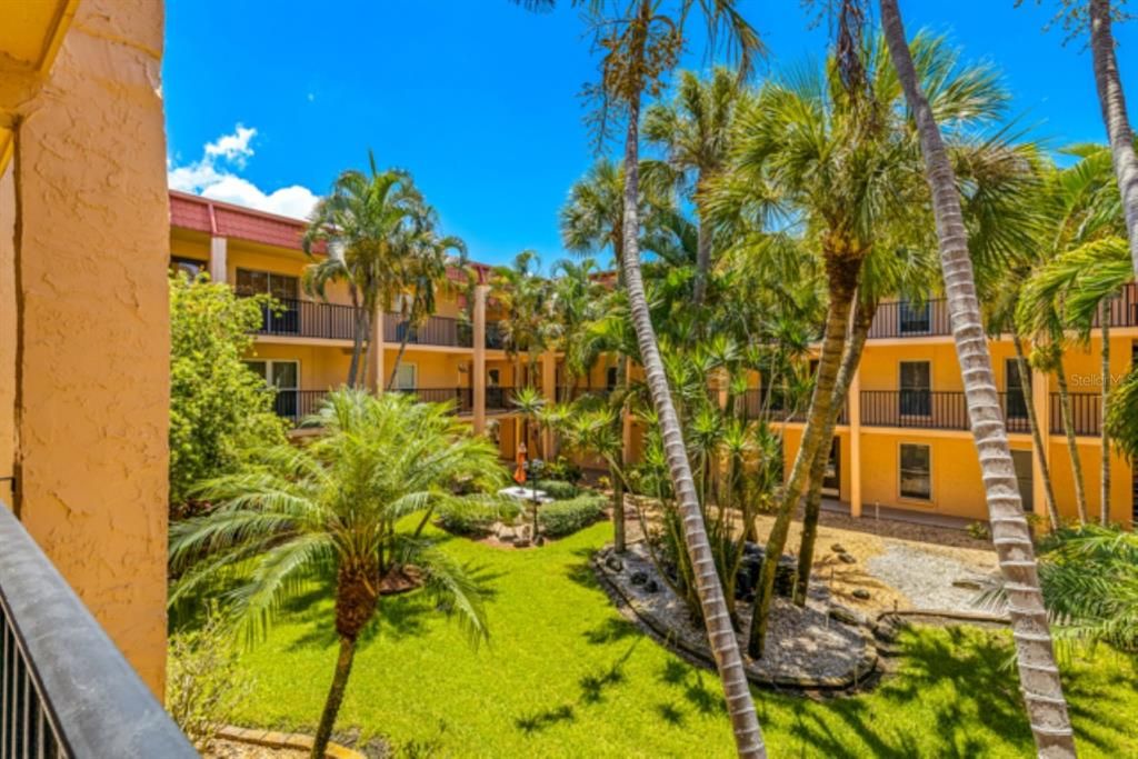 Active With Contract: $1,750 (1 beds, 1 baths, 645 Square Feet)