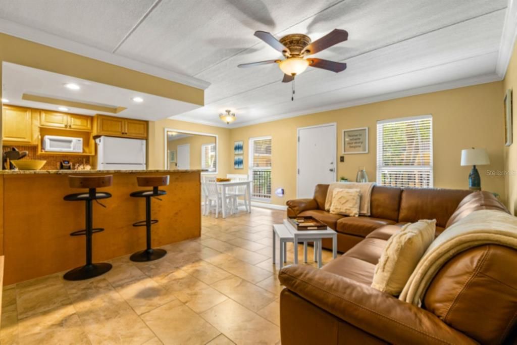 Active With Contract: $1,750 (1 beds, 1 baths, 645 Square Feet)