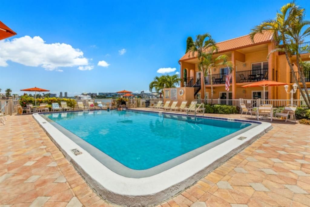 Active With Contract: $1,750 (1 beds, 1 baths, 645 Square Feet)