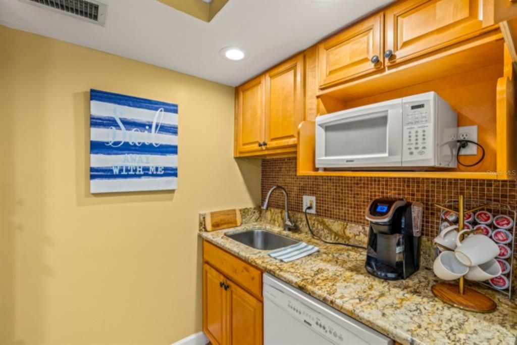 Active With Contract: $1,750 (1 beds, 1 baths, 645 Square Feet)