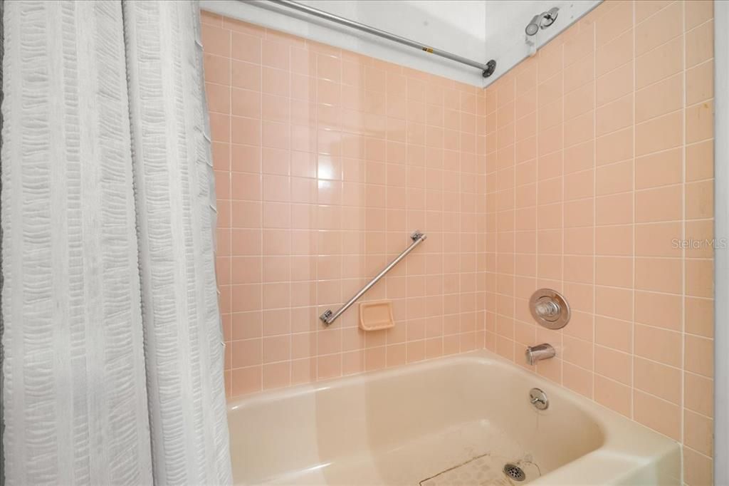 Activo con contrato: $150,000 (2 camas, 2 baños, 1748 Pies cuadrados)