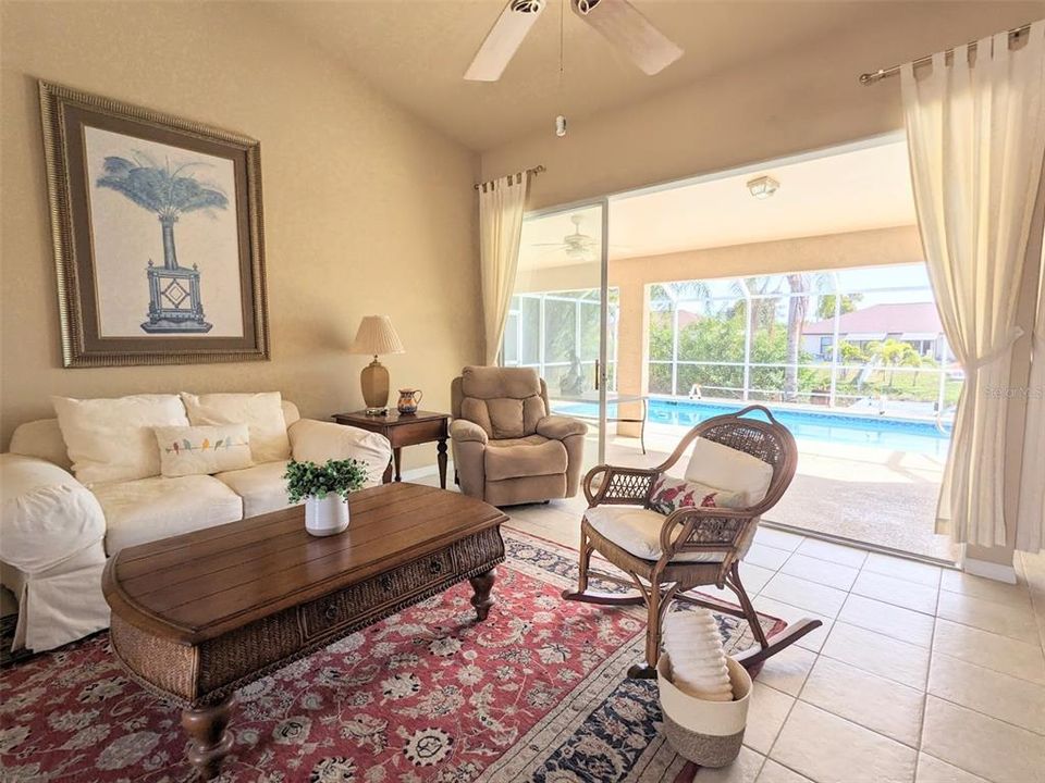 Activo con contrato: $365,000 (3 camas, 2 baños, 1655 Pies cuadrados)