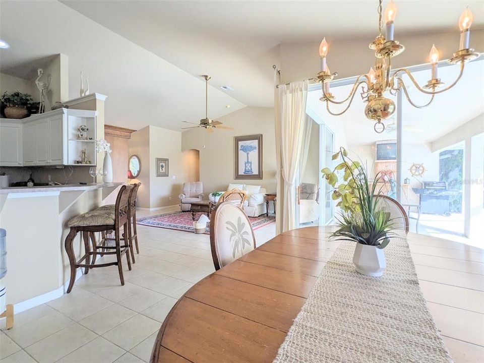 Activo con contrato: $365,000 (3 camas, 2 baños, 1655 Pies cuadrados)