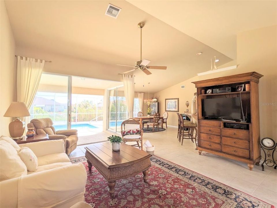 Activo con contrato: $365,000 (3 camas, 2 baños, 1655 Pies cuadrados)