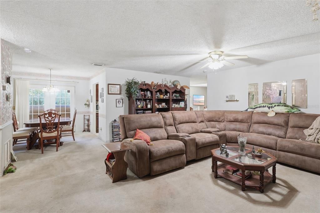 Active With Contract: $250,000 (3 beds, 2 baths, 1648 Square Feet)