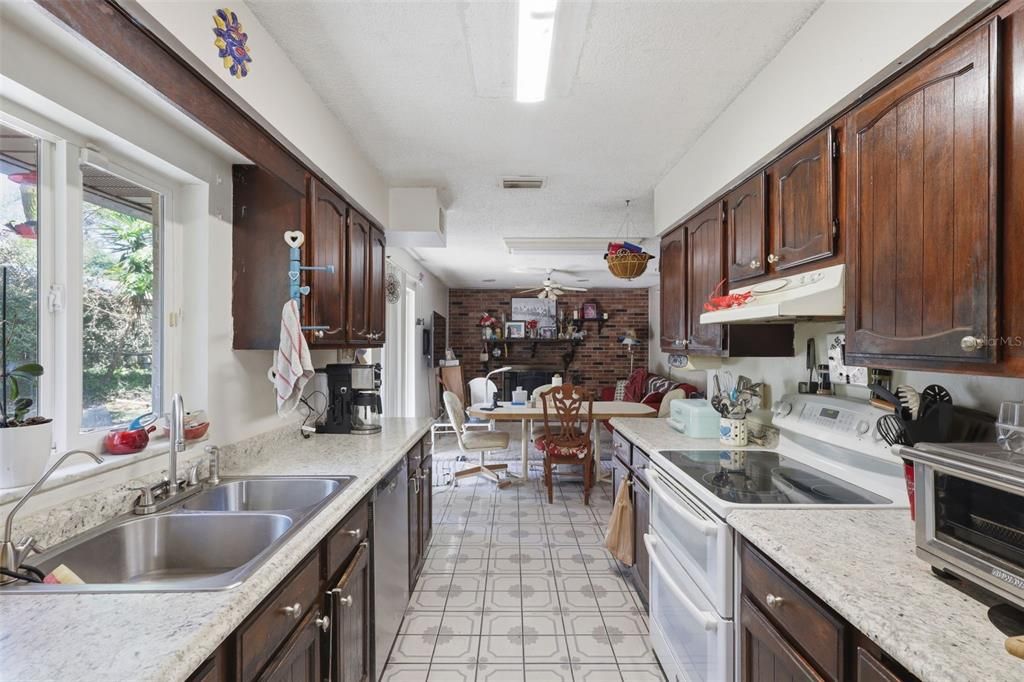 Active With Contract: $250,000 (3 beds, 2 baths, 1648 Square Feet)