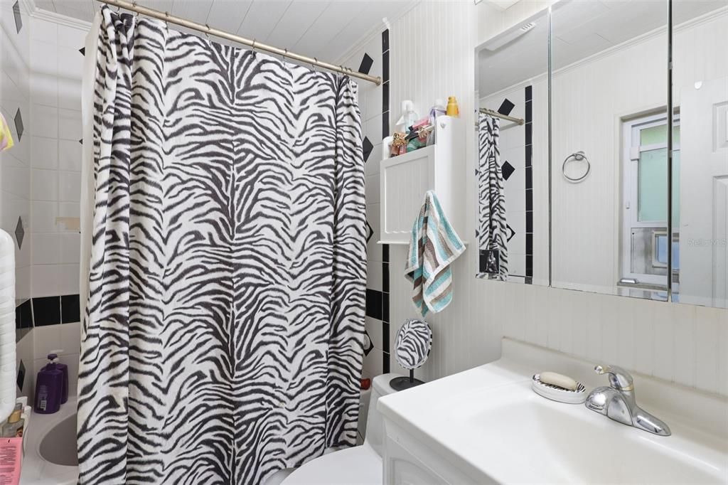 Active With Contract: $250,000 (3 beds, 2 baths, 1648 Square Feet)