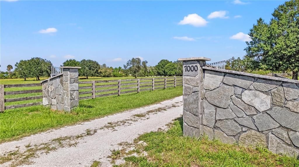 待售: $1,500,500 (6.75 acres)