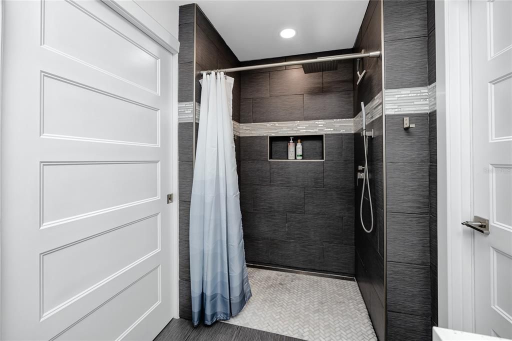 Activo con contrato: $399,900 (3 camas, 2 baños, 1274 Pies cuadrados)