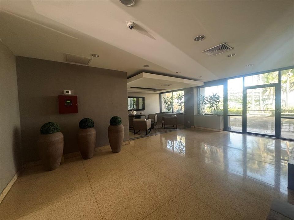 出租: $2,800 (2 贝兹, 1 浴室, 999 平方英尺)