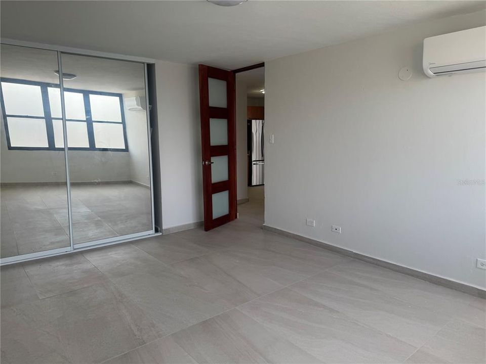 出租: $2,800 (2 贝兹, 1 浴室, 999 平方英尺)