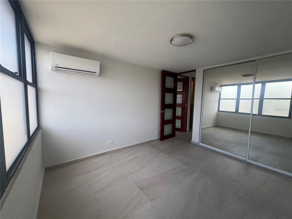 出租: $2,800 (2 贝兹, 1 浴室, 999 平方英尺)