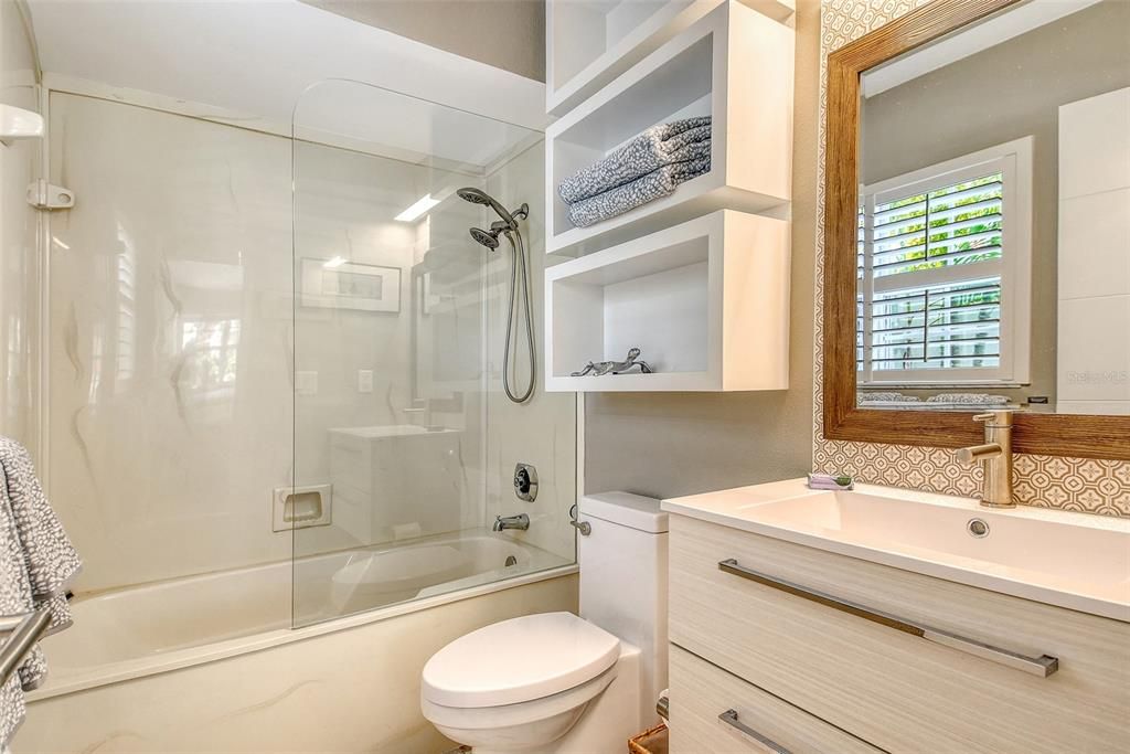 Activo con contrato: $1,150,000 (3 camas, 3 baños, 2555 Pies cuadrados)