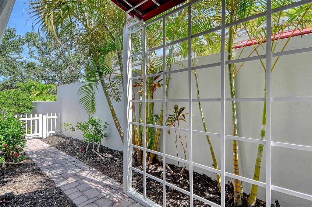 Activo con contrato: $1,150,000 (3 camas, 3 baños, 2555 Pies cuadrados)