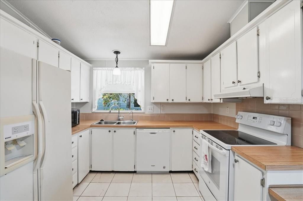 На продажу: $199,900 (2 спален, 2 ванн, 1306 Квадратных фут)