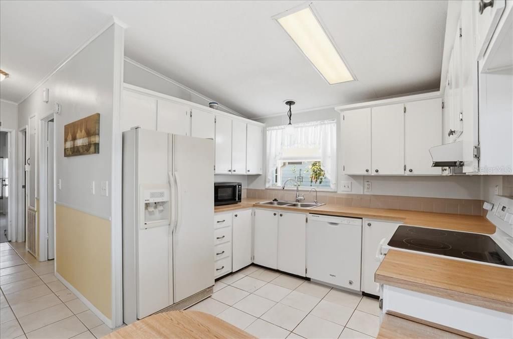 На продажу: $199,900 (2 спален, 2 ванн, 1306 Квадратных фут)