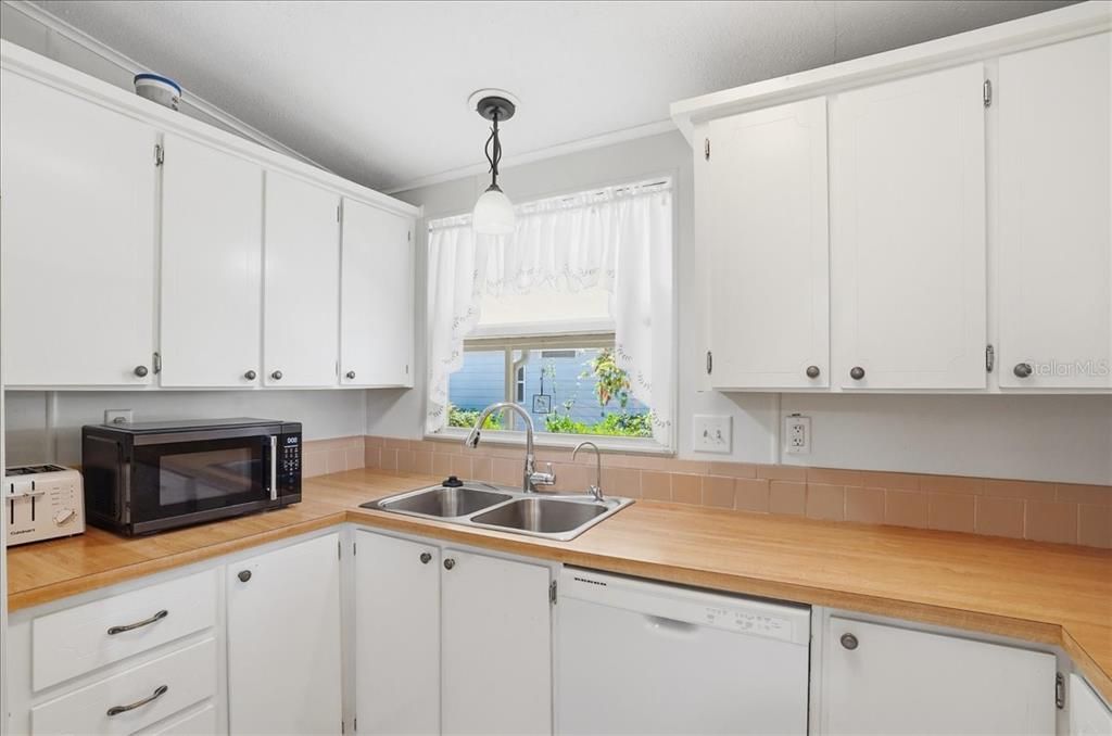 На продажу: $199,900 (2 спален, 2 ванн, 1306 Квадратных фут)