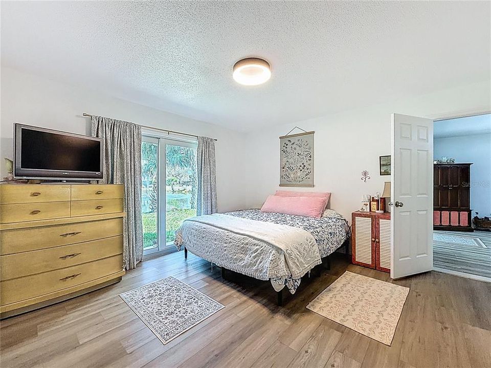 For Sale: $129,000 (1 beds, 1 baths, 900 Square Feet)