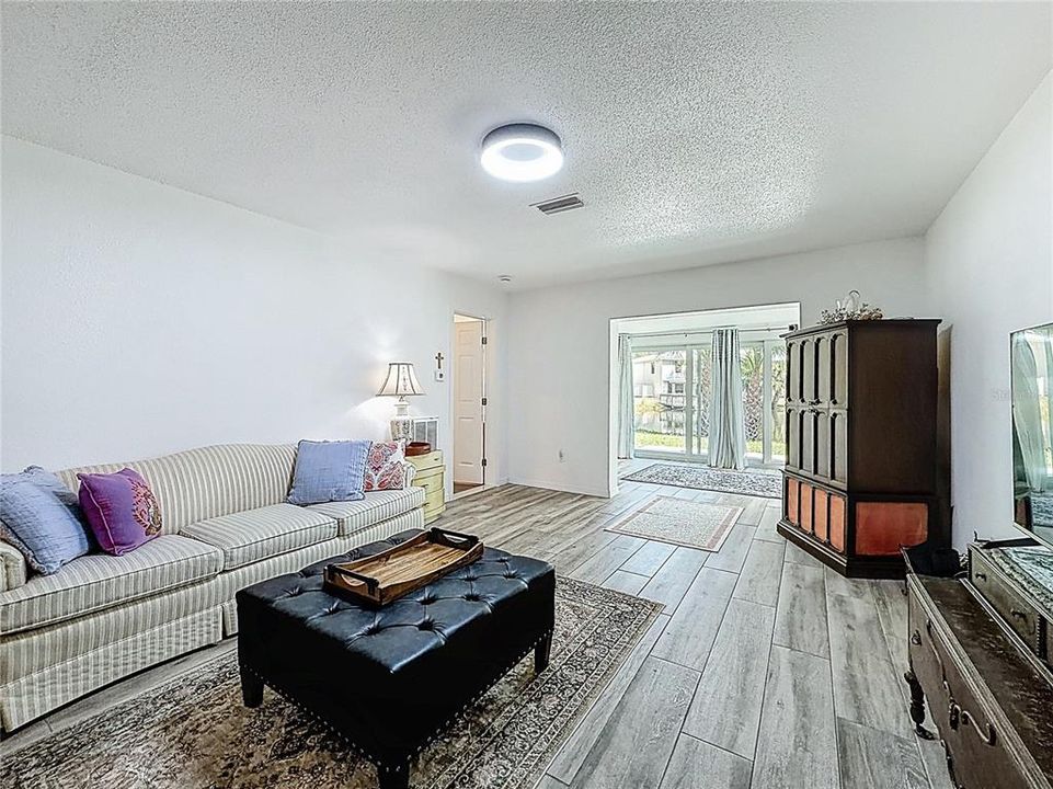 For Sale: $129,000 (1 beds, 1 baths, 900 Square Feet)