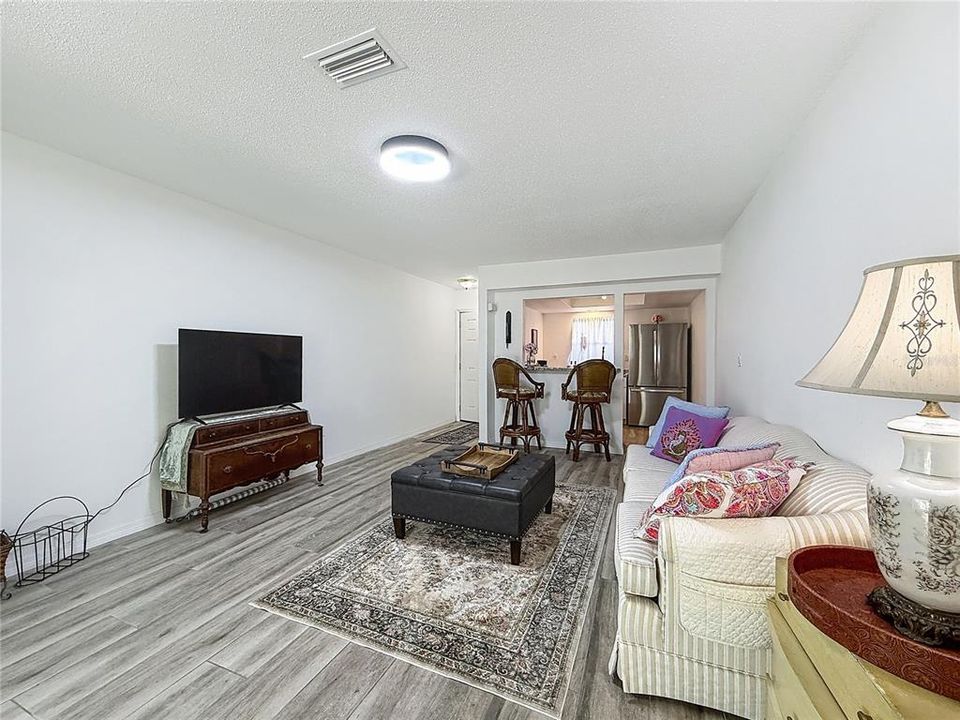 For Sale: $129,000 (1 beds, 1 baths, 900 Square Feet)