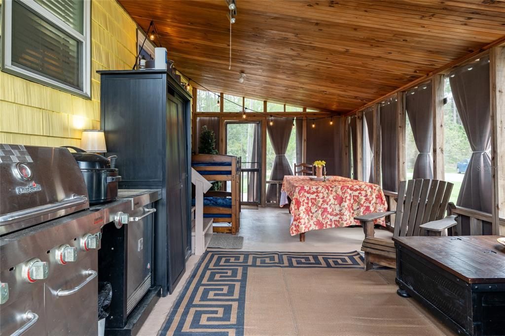For Sale: $674,900 (1 beds, 1 baths, 864 Square Feet)