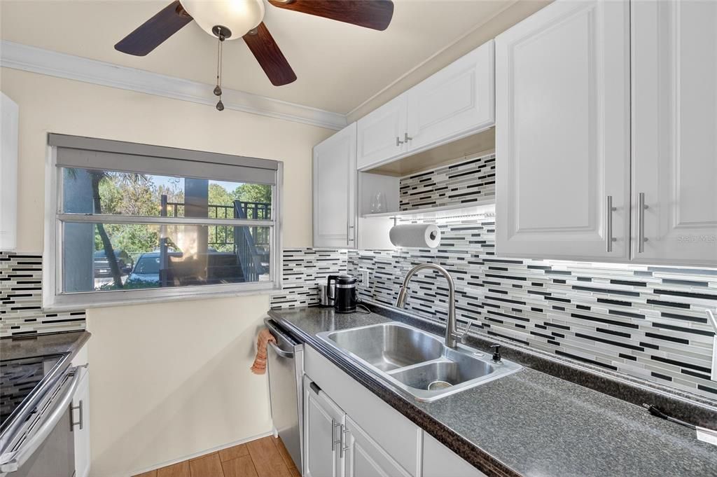 For Sale: $140,000 (2 beds, 2 baths, 900 Square Feet)