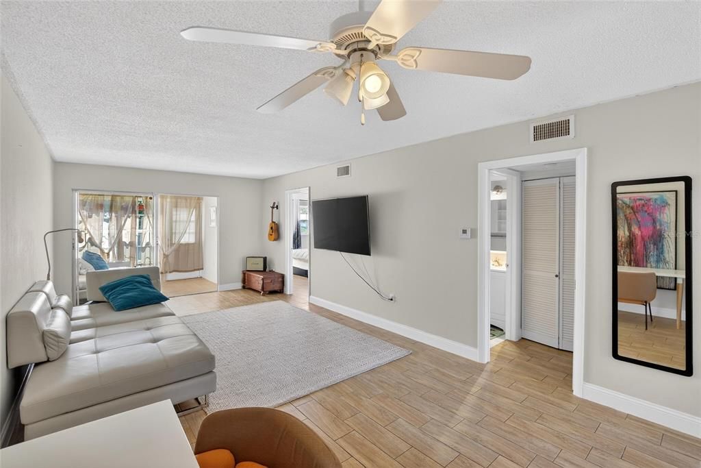 For Sale: $140,000 (2 beds, 2 baths, 900 Square Feet)