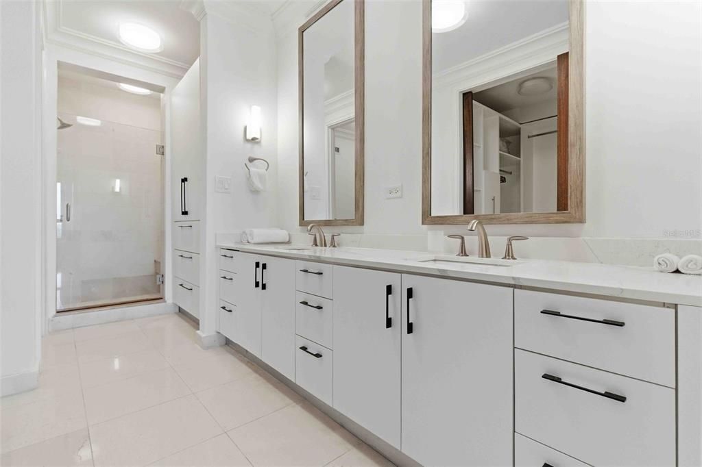 En Venta: $2,199,000 (4 camas, 4 baños, 2696 Pies cuadrados)