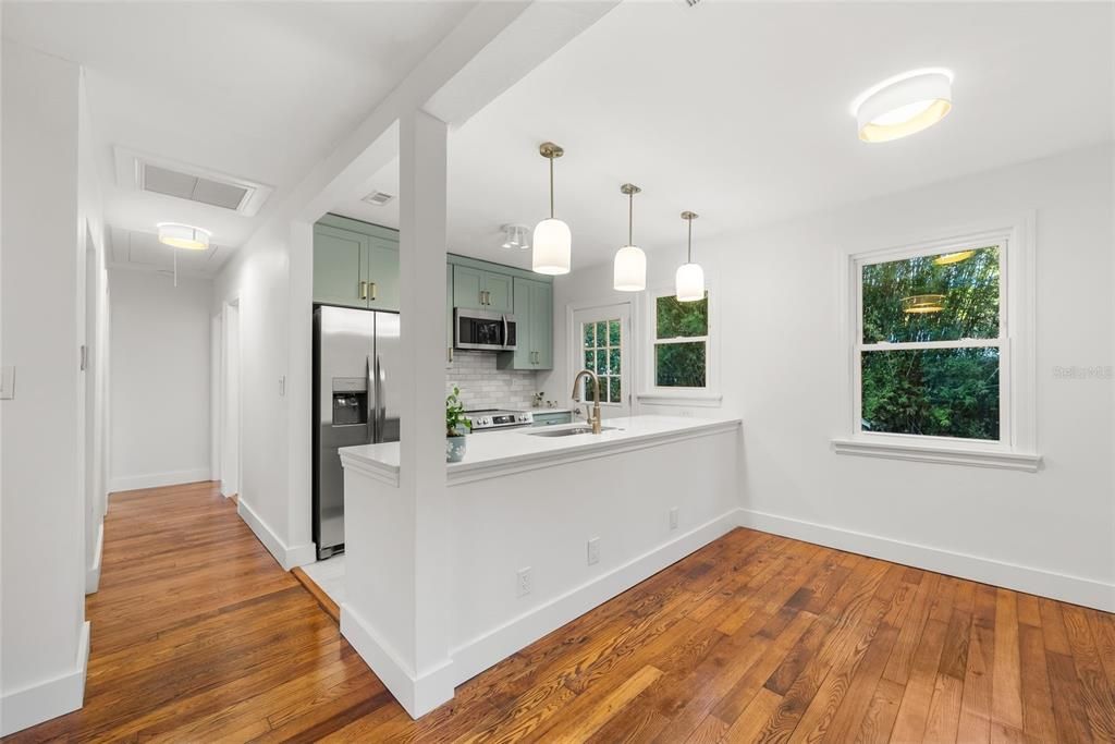 На продажу: $275,000 (3 спален, 1 ванн, 850 Квадратных фут)