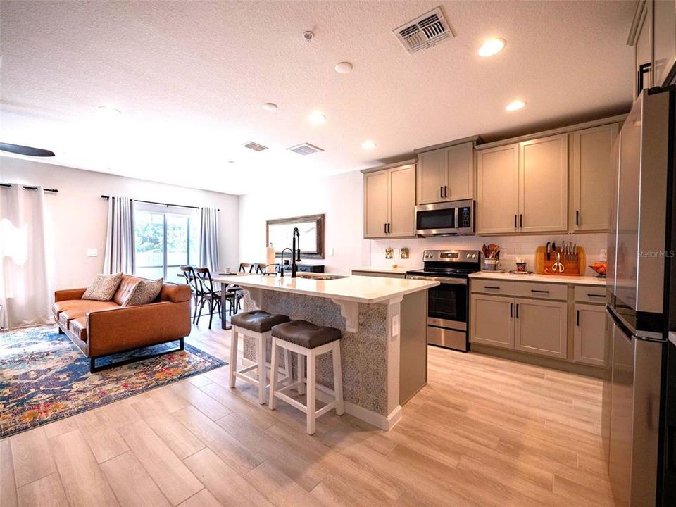 Active With Contract: $339,500 (3 beds, 2 baths, 1587 Square Feet)
