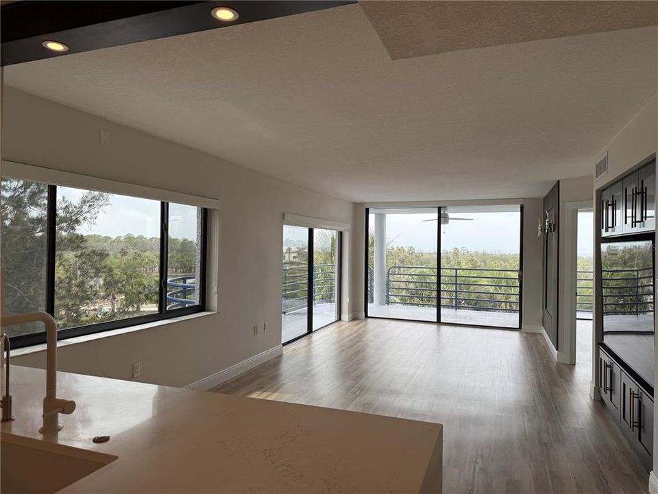 For Rent: $2,200 (2 beds, 2 baths, 1098 Square Feet)