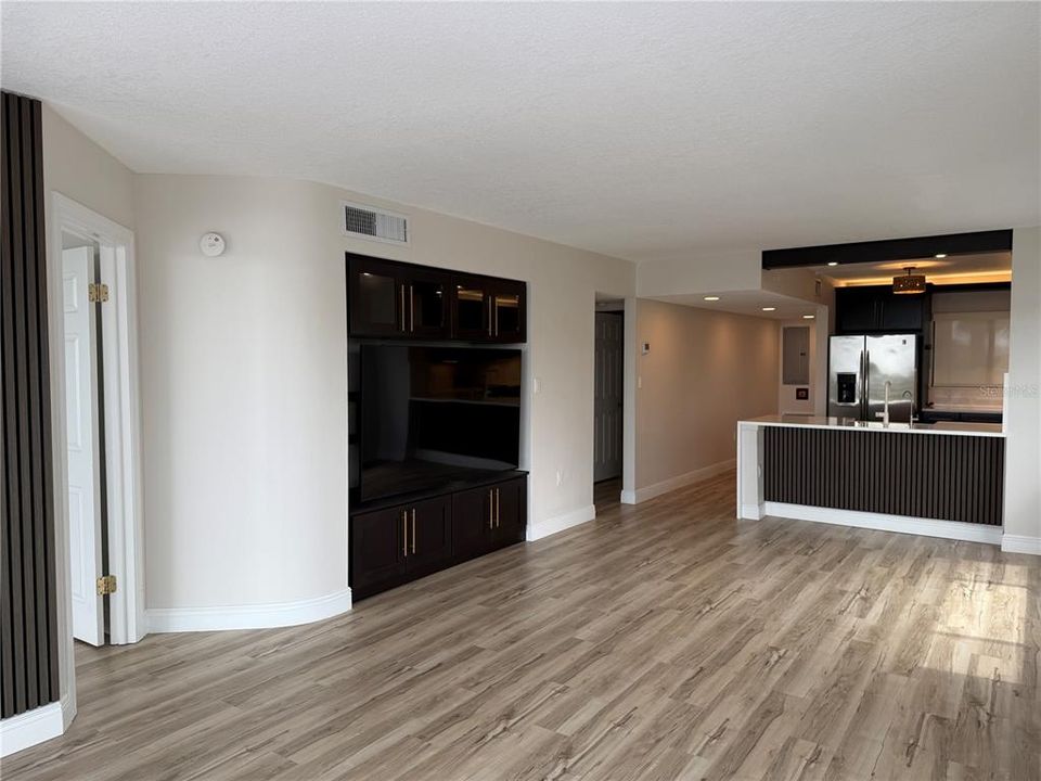 For Rent: $2,200 (2 beds, 2 baths, 1098 Square Feet)