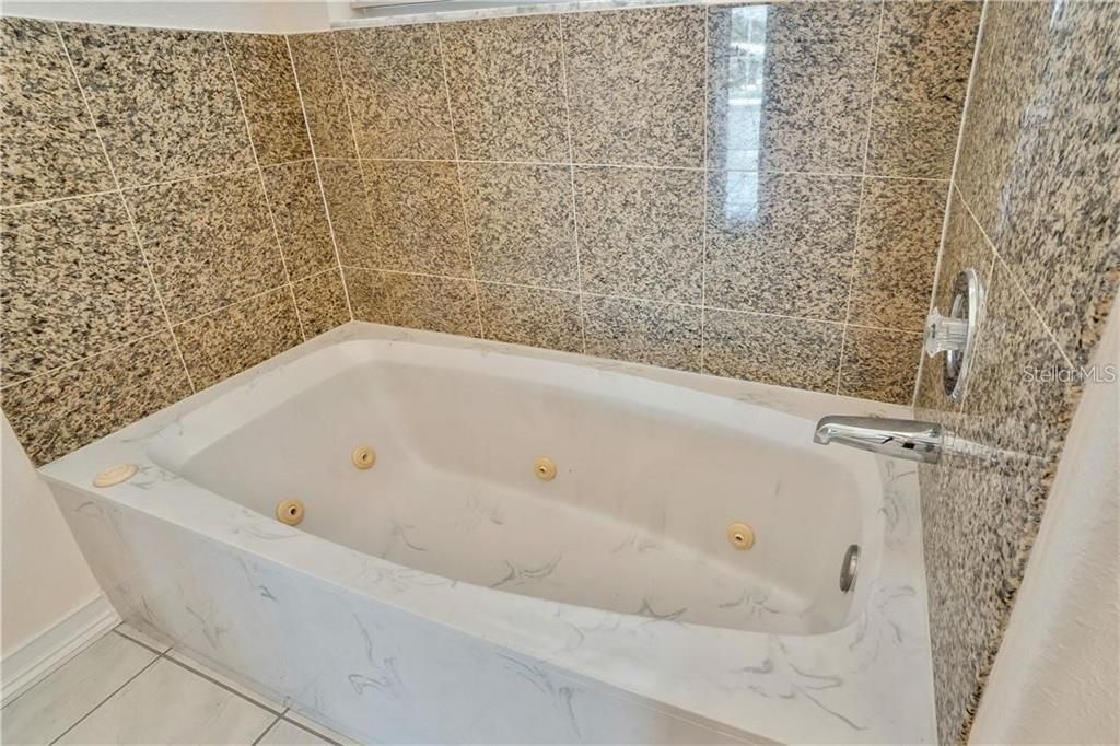Под контрактом: $599,900 (4 спален, 2 ванн, 3112 Квадратных фут)
