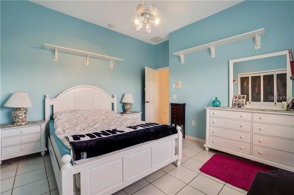 Под контрактом: $599,900 (4 спален, 2 ванн, 3112 Квадратных фут)