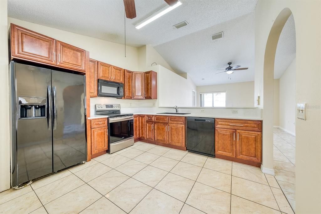 Activo con contrato: $305,000 (3 camas, 2 baños, 1090 Pies cuadrados)