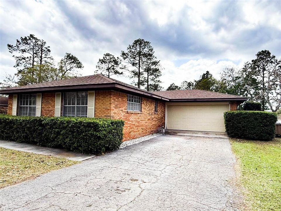 For Sale: $290,000 (3 beds, 2 baths, 1638 Square Feet)