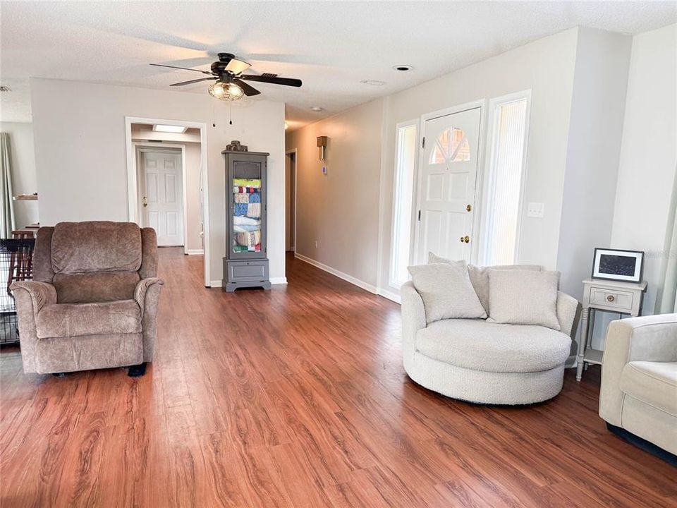 For Sale: $290,000 (3 beds, 2 baths, 1638 Square Feet)