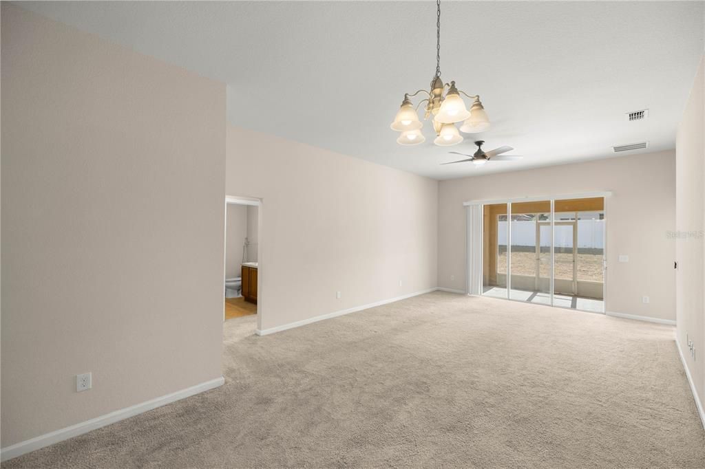 合同活跃: $239,000 (4 贝兹, 2 浴室, 1604 平方英尺)