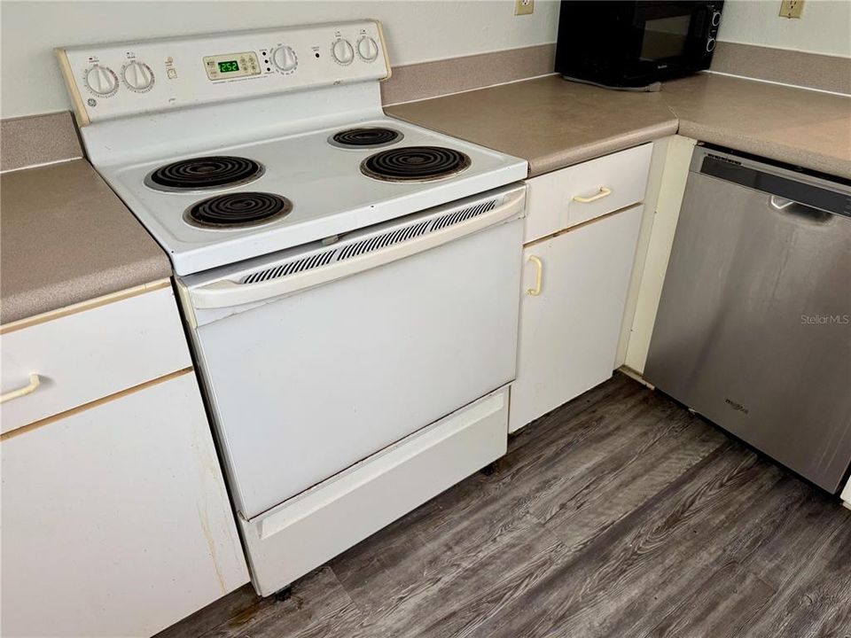 For Sale: $149,900 (1 beds, 1 baths, 951 Square Feet)