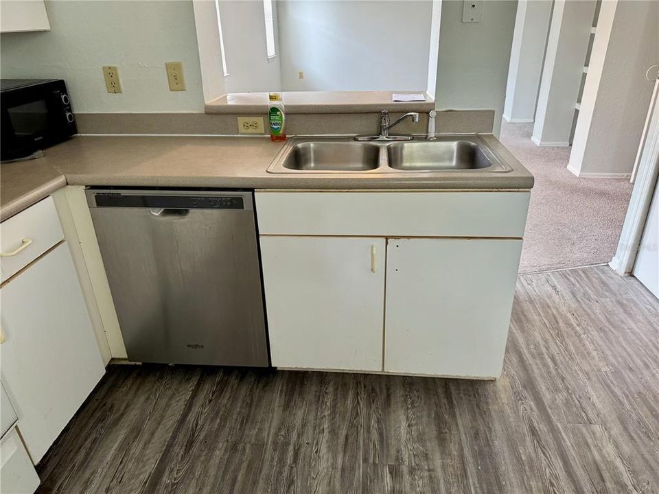 For Sale: $149,900 (1 beds, 1 baths, 951 Square Feet)