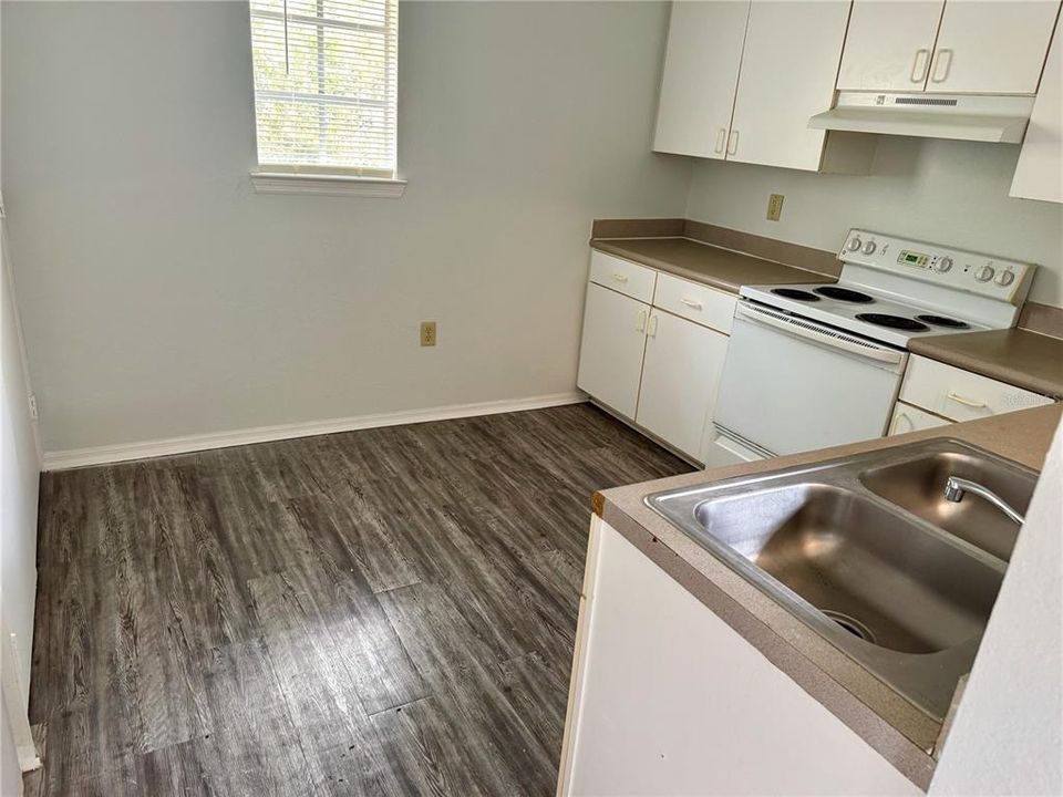 For Sale: $149,900 (1 beds, 1 baths, 951 Square Feet)