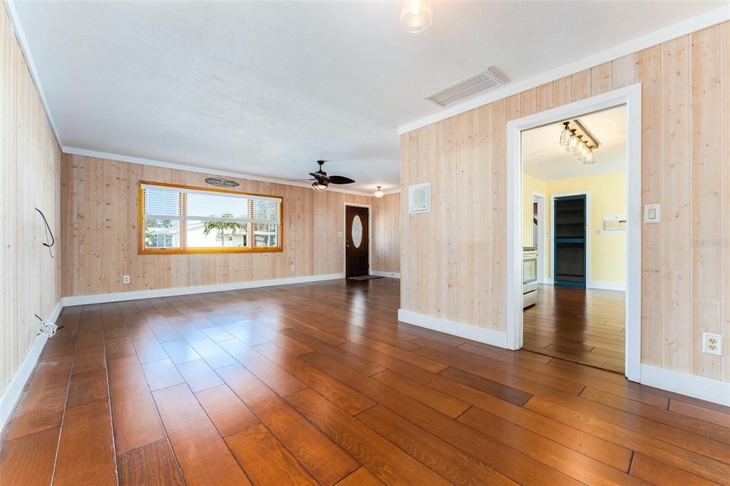 Под контрактом: $825,000 (3 спален, 2 ванн, 1931 Квадратных фут)