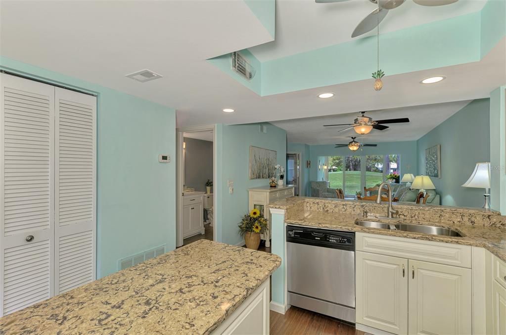 For Sale: $249,900 (2 beds, 2 baths, 1002 Square Feet)