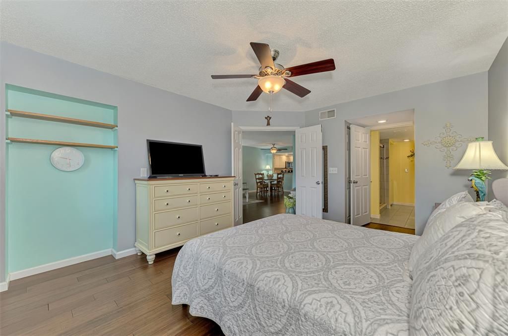 For Sale: $249,900 (2 beds, 2 baths, 1002 Square Feet)