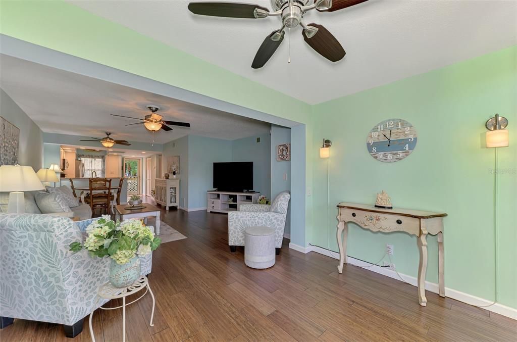 For Sale: $249,900 (2 beds, 2 baths, 1002 Square Feet)