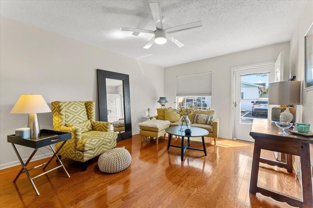 Под контрактом: $190,000 (2 спален, 1 ванн, 950 Квадратных фут)