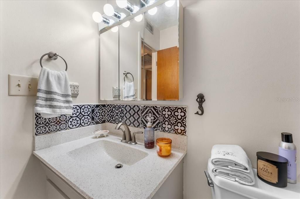 Под контрактом: $190,000 (2 спален, 1 ванн, 950 Квадратных фут)