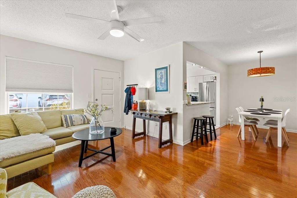 Под контрактом: $190,000 (2 спален, 1 ванн, 950 Квадратных фут)