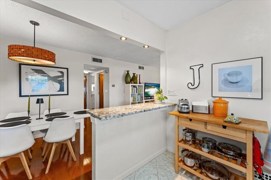 Под контрактом: $190,000 (2 спален, 1 ванн, 950 Квадратных фут)