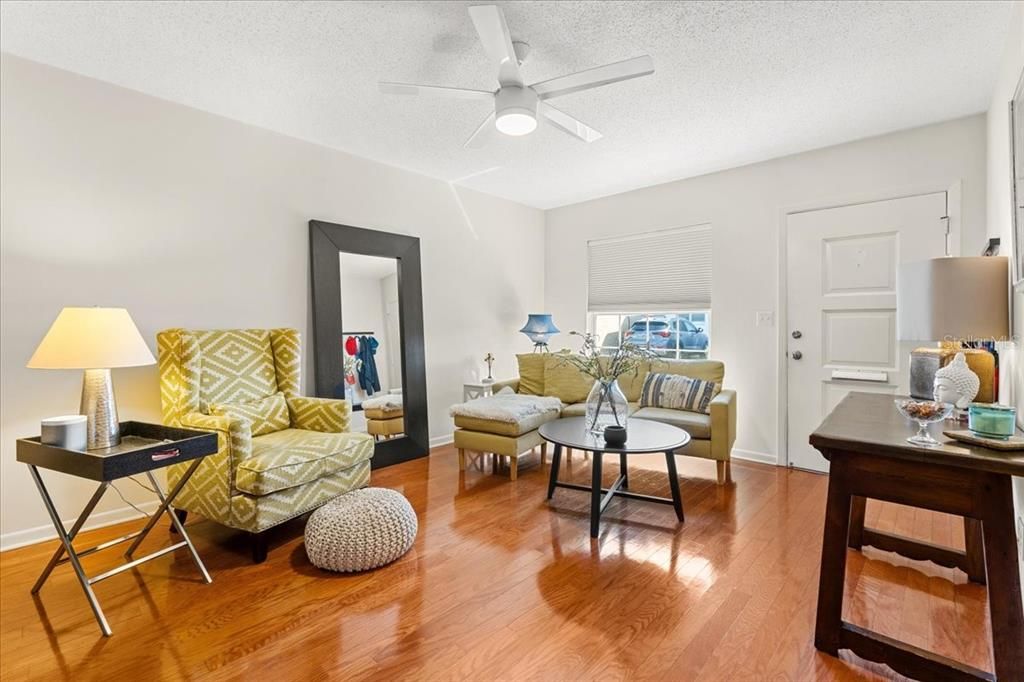 Под контрактом: $190,000 (2 спален, 1 ванн, 950 Квадратных фут)